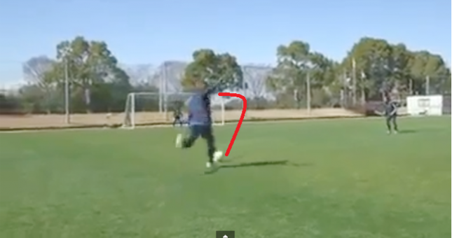 Video bóng đá: Cú sút lái bóng như trong truyện tranh Nhật Bản